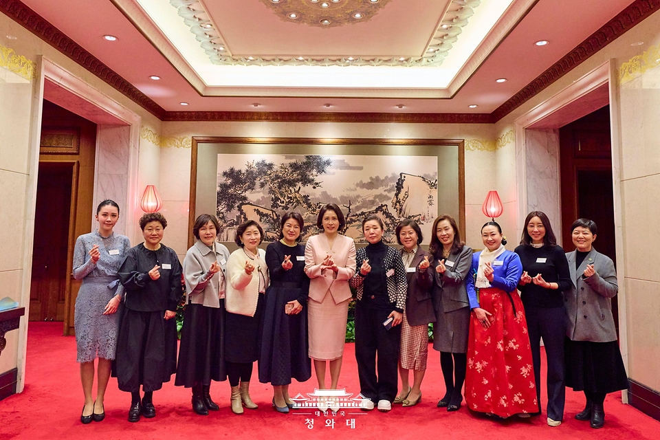 김혜경 여사가 1월 6일(현지 시간) 중국 베이징 조어대에서 열린 재중 한인 여성 활동가 초청 오찬 간담회에서 참석자들과 기념촬영을 하고 있다.