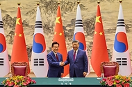 이재명 대통령과 시진핑 중국 국가주석이 1월 5일(현지 시간) 중국 베이징 인민대회당에서 열린 한중 MOU 체결식에서 악수하고 있다.