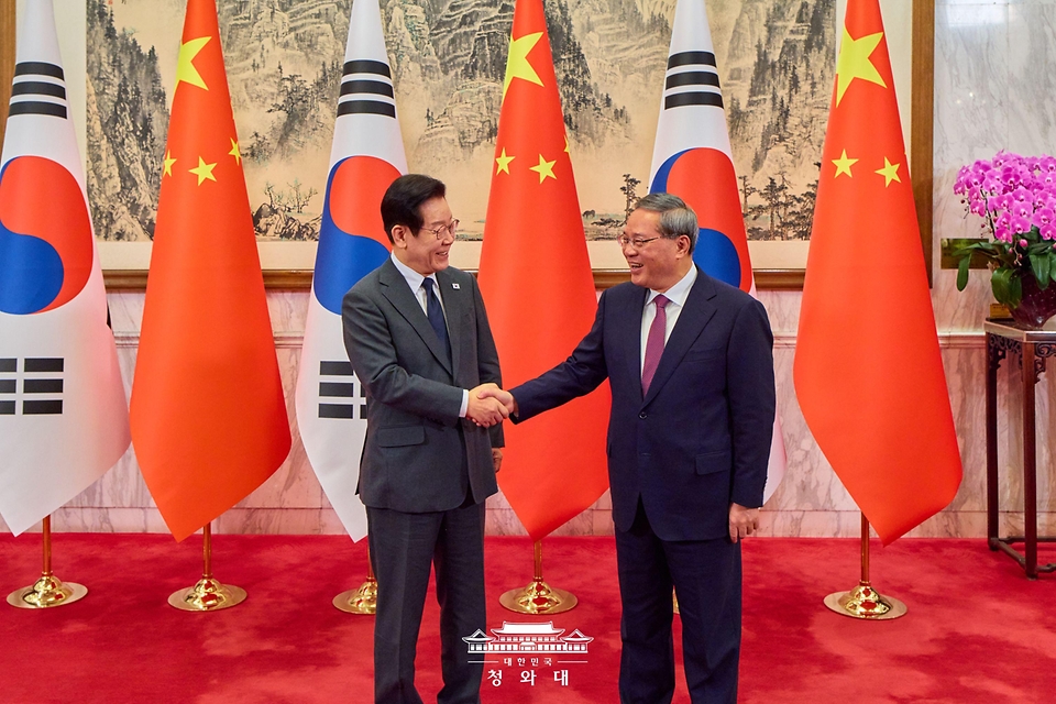 중국을 국빈 방문 중인 이재명 대통령이 1월 6일(현지 시간) 중국 베이징 조어대에서 리창 국무원 총리를 만나 인사하고 있다.