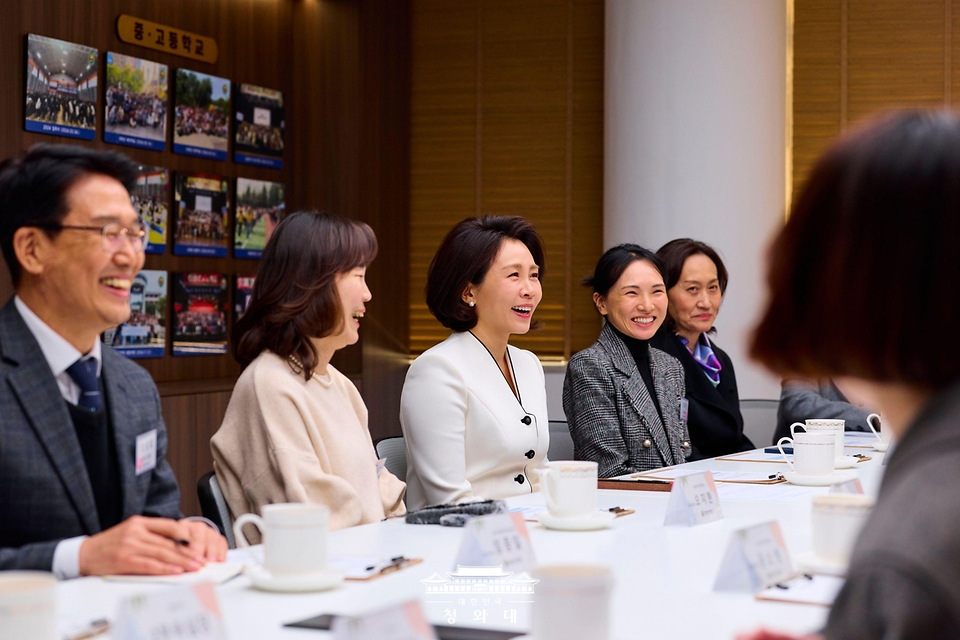 김혜경 여사가 1월 6일(현지 시간) 중국 베이징에 위치한 북경한국국제학교를 방문해 학부모, 교직원과 간담회를 하고 있다.