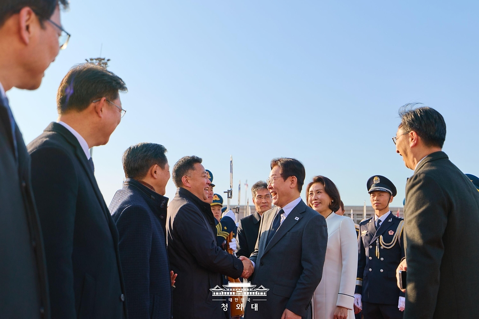 중국을 국빈방문 중인 이재명 대통령과 김혜경 여사가 1월 6일(현지 시간) 중국 베이징 서우두 공항에서 상하이행 공군 1호기 탑승 전 환송객과 인사하고 있다.