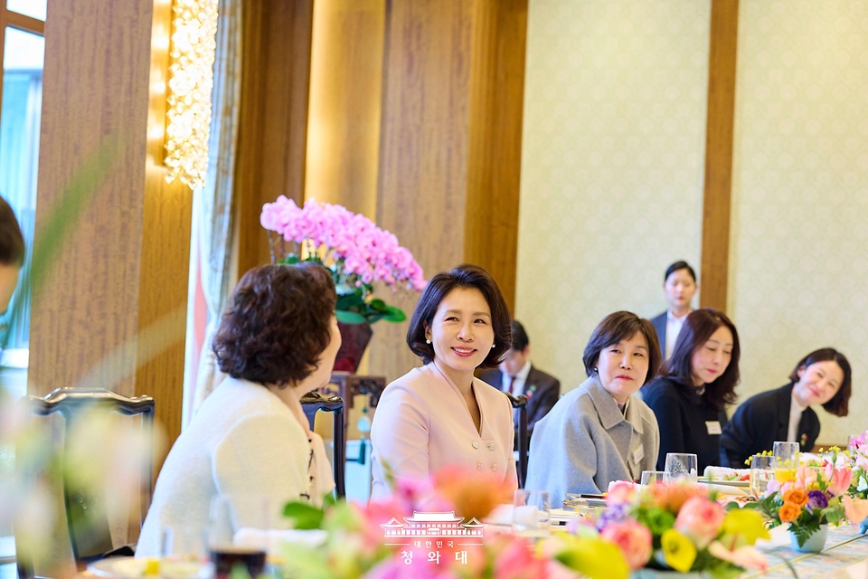 김혜경 여사가 1월 6일(현지 시간) 중국 베이징 조어대에서 재중 한인 여성 활동가 초청 오찬 간담회를 하고 있다.