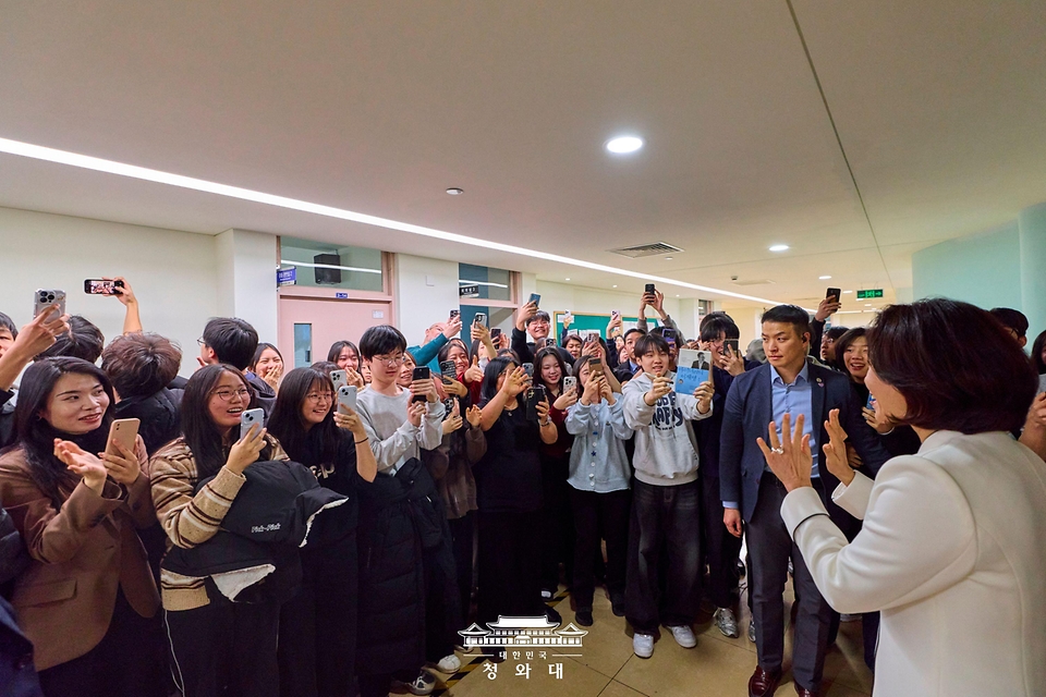 김혜경 여사가 1월 6일(현지 시간) 중국 베이징에 위치한 북경한국국제학교를 방문해 학생들과 인사하고 있다.