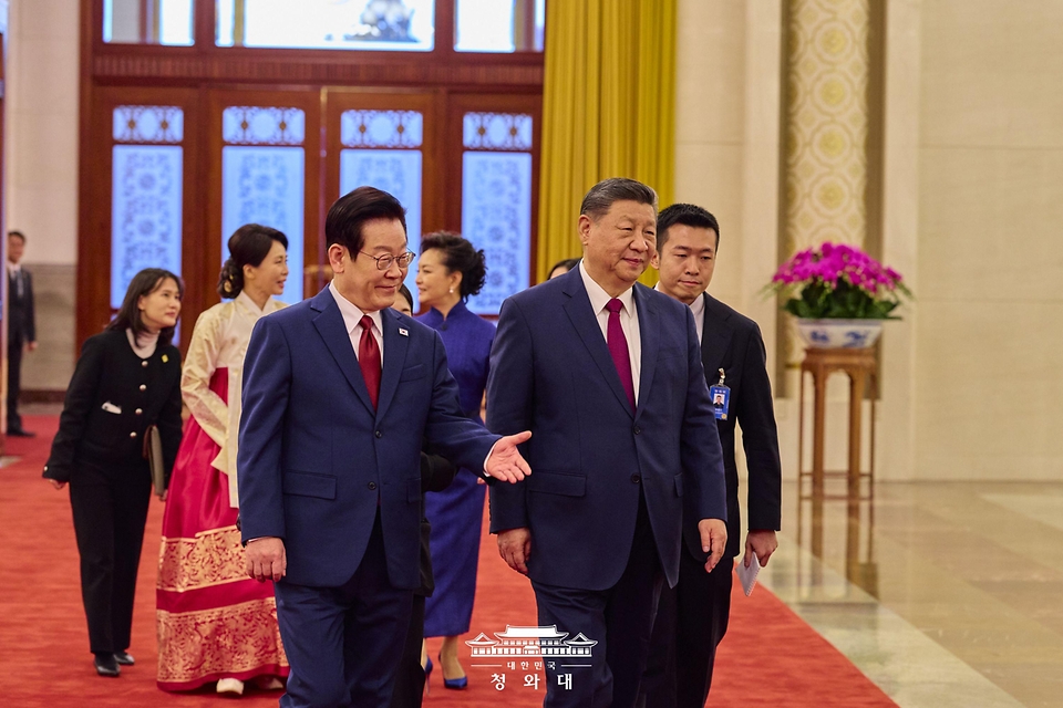 중국을 국빈 방문 중인 이재명 대통령이 1월 5일(현지 시간) 중국 베이징 인민대회당에서 열린 공식환영식에서 시진핑 국가주석과 의장대를 사열하고 이동하고 있다.