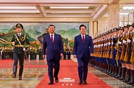 이재명 대통령과 시진핑 중국 국가주석이 1월 5일(현지 시간) 중국 베이징 인민대회당에서 열린  공식환영식에서 의장대를 사열하고 있다.