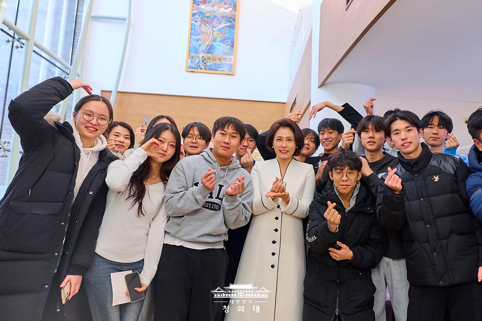 김혜경 여사가 1월 6일(현지 시간) 중국 베이징에 위치한 북경한국국제학교를 방문해 학생들과 기념촬영을 하고 있다.