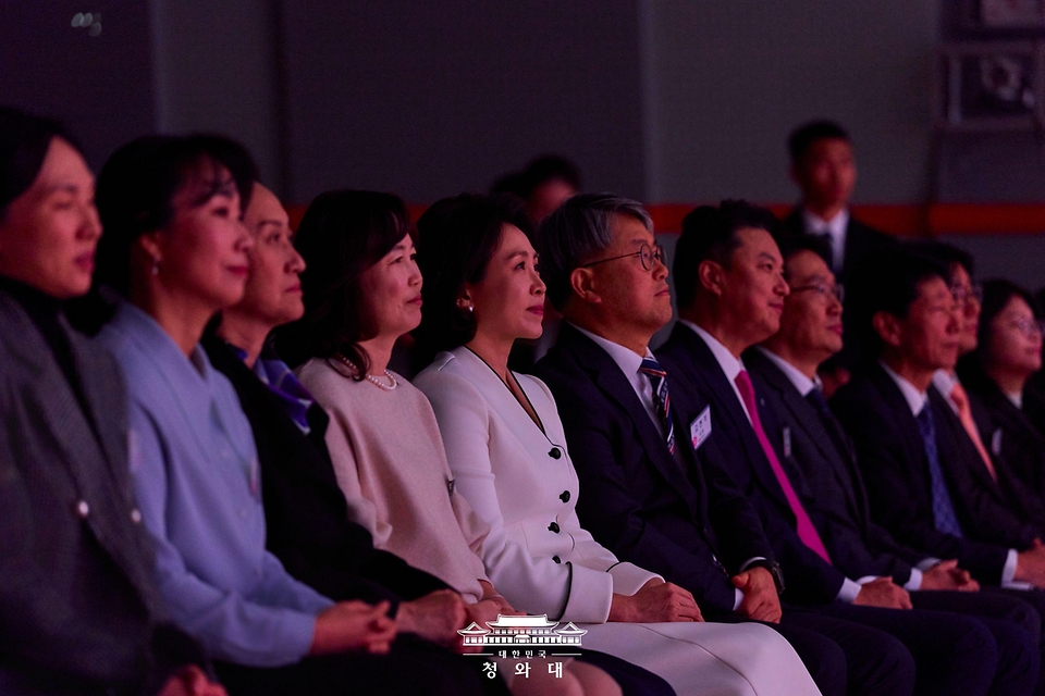 이재명 대통령과 함께 중국을 국빈 방문한 김혜경 여사가 1월 6일(현지 시간) 중국 베이징에 위치한 북경한국국제학교를 방문해 태권도 시범단의 시연을 관람하고 있다.
