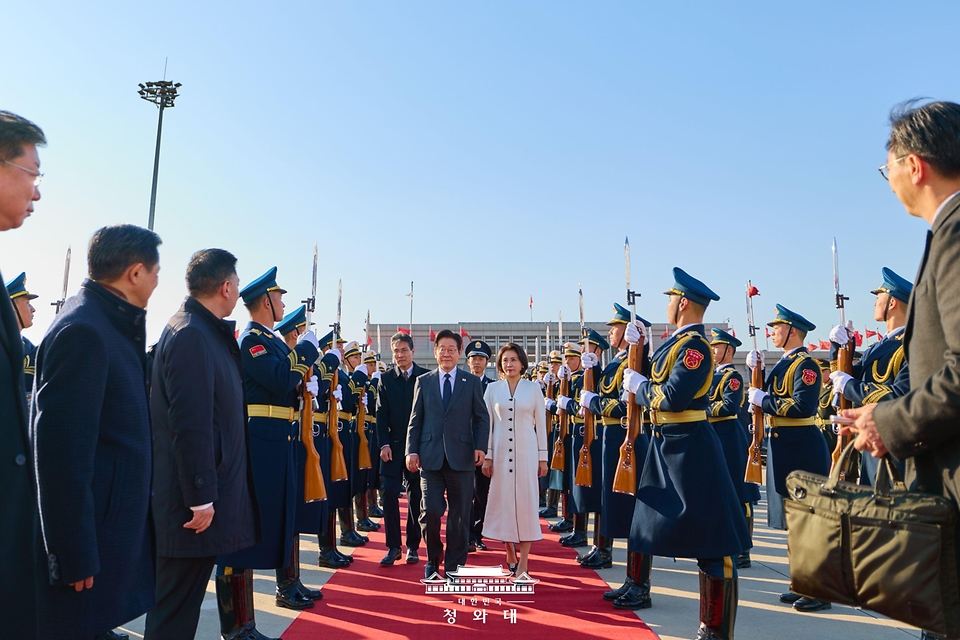 중국을 국빈방문 중인 이재명 대통령과 김혜경 여사가 1월 6일(현지 시간) 중국 베이징 서우두 공항에서 상하이행 공군 1호기 탑승 과정에서 사열을 받고 있다.