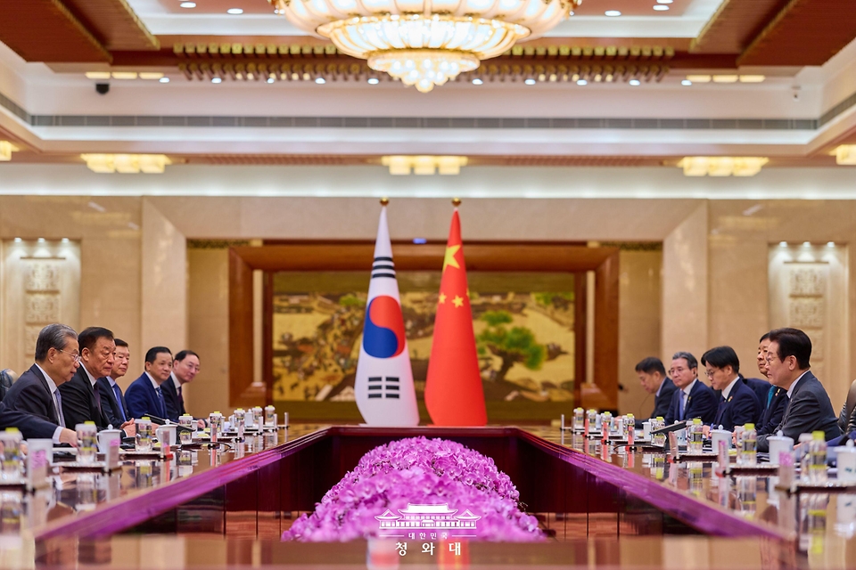 중국을 국빈 방문 중인 이재명 대통령이 1월 6일(현지 시간) 중국 베이징 인민대회당에서 자오러지 전국인민대표대회 상무위원장과 면담하고 있다.