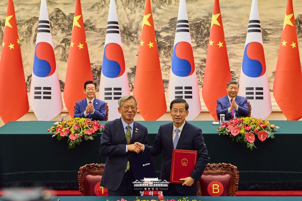 유홍준 국립중앙박물관장(왼쪽)과 라오취안 중국 국가문물국 국장이 1월 5일(현지 시간) 중국 베이징 인민대회당에서 이재명 대통령과 시진핑 국가주석이 참석한 가운데 중국 청대 석사자상 한 쌍 기증 증서를 작성한 뒤 기념촬영을 하고 있다.