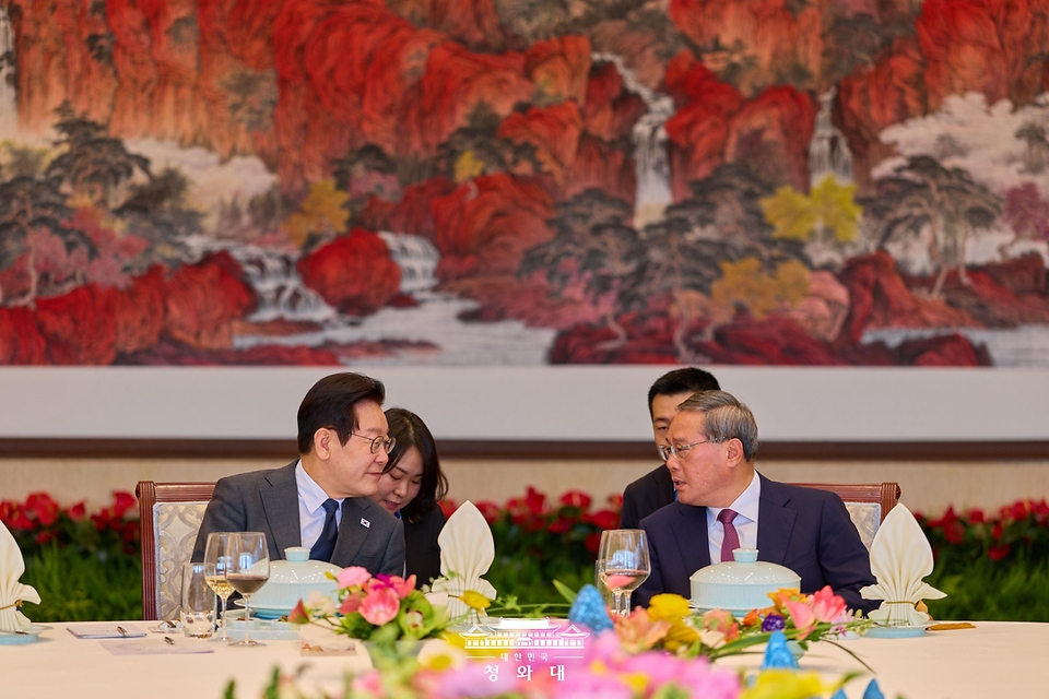 중국을 국빈 방문 중인 이재명 대통령이 1월 6일(현지 시간) 중국 베이징 조어대에서 리창 국무원 총리와 오찬을 하며 대화하고 있다.