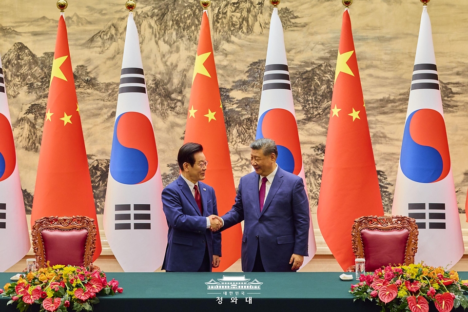 이재명 대통령과 시진핑 중국 국가주석이 1월 5일(현지 시간) 중국 베이징 인민대회당에서 열린 한중 MOU 체결식에서 악수하고 있다.