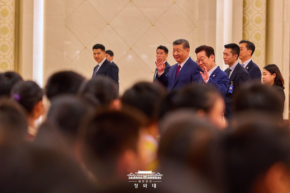 중국을 국빈 방문 중인 이재명 대통령이 1월 5일(현지 시간) 중국 베이징 인민대회당에서 열린 공식환영식에서 시진핑 국가주석과 어린이들의 환영을 받고 있다.