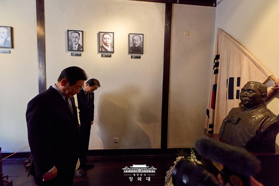 이재명 대통령과 권오을 국가보훈부 장관이 1월 7일(현지 시간) 중국 상하이 대한민국 임시정부 유적지를 방문해 김구 선생 흉상에 헌화 뒤 묵념하고 있다.
