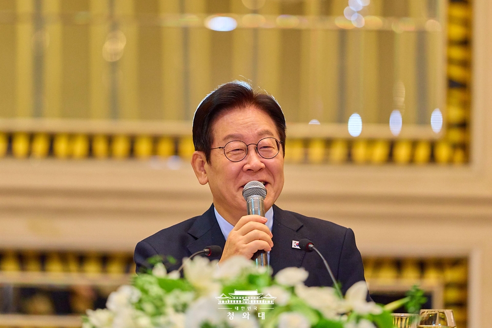 중국을 국빈 방문 중인 이재명 대통령이 1월 7일(현지 시간) 중국 상하이 한 호텔에서 열린 순방 기자단 오찬 간담회에서 발언하고 있다.