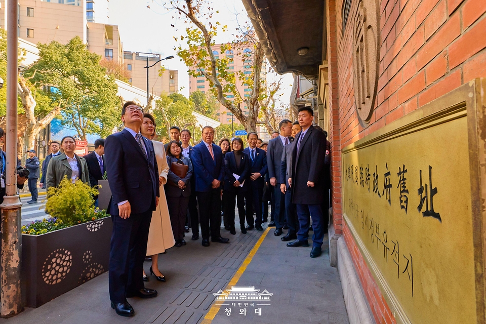 이재명 대통령과 김혜경 여사가 1월 7일(현지 시간) 중국 상하이 대한민국 임시정부 청사를 방문해 건물을 둘러보고 있다.