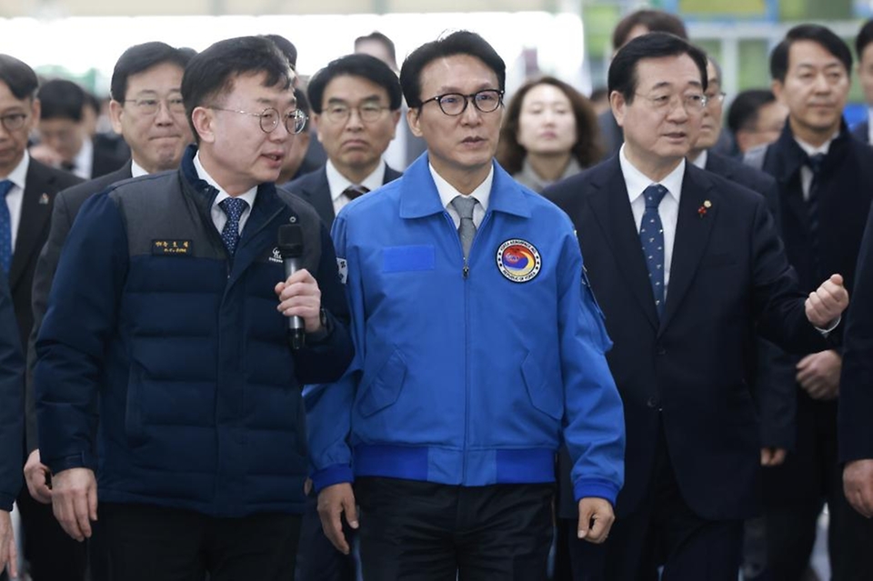 김민석 국무총리가 1월 7일 경남 사천 한국항공우주산업(KAI)을 방문, 항공기 생산라인을 시찰하고 있다.