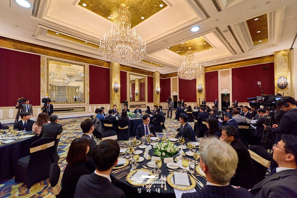 중국을 국빈 방문 중인 이재명 대통령이 1월 7일(현지 시간) 중국 상하이 한 호텔에서 열린 순방 기자단 오찬 간담회에서 발언하고 있다.