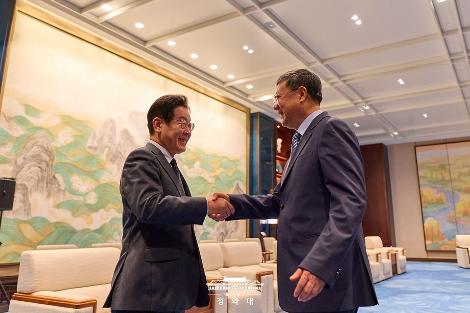 중국을 국빈 방문 중인 이재명 대통령이 1월 6일(현지 시간) 상하이 세계회객청에서 천지닝 상하이시 당 서기와 인사하고 있다.