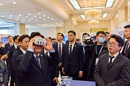 중국을 국빈 방문 중인 이재명 대통령이 1월 7일(현지 시간) 중국 상하이 상해국제회의중심에서 열린 한-중 벤처스타트업 서밋을 방문해 VR기기 벤타X를 체험하고 있다.