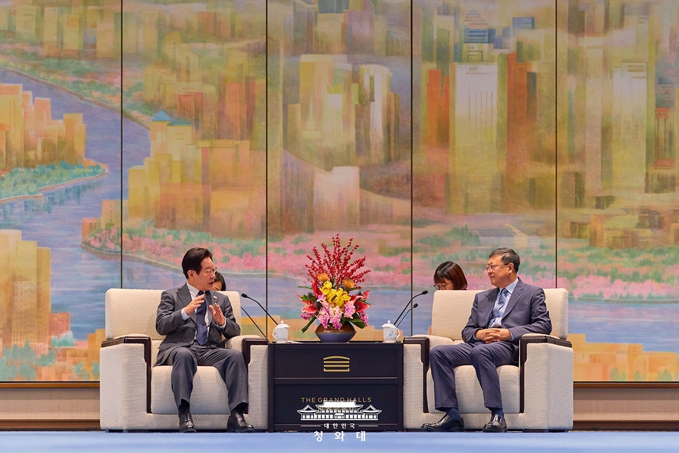 중국을 국빈 방문 중인 이재명 대통령이 1월 6일(현지 시간) 상하이 세계회객청에서 천지닝 상하이시 당 서기와 만찬에 앞서 사전환담을 하고 있다.