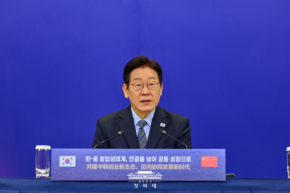 중국을 국빈 방문 중인 이재명 대통령이 1월 7일(현지 시간) 중국 상하이 상해국제회의중심에서 열린 한-중 벤처스타트업 서밋에서 인사말을 하고 있다.