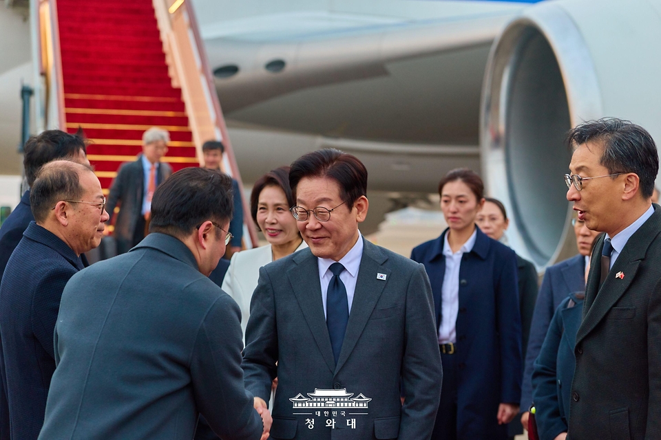 중국을 국빈방문 중인 이재명 대통령과 김혜경 여사가 1월 6일(현지 시간) 상하이 푸동 공항에서 영접 인사들과 악수하고 있다.