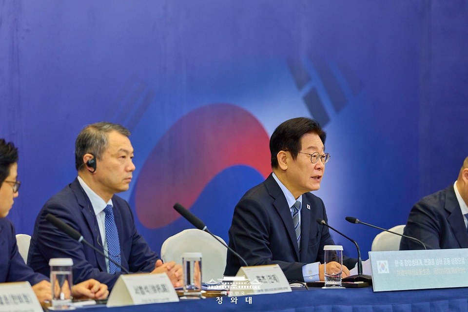 중국을 국빈 방문 중인 이재명 대통령이 1월 7일(현지 시간) 중국 상하이 상해국제회의중심에서 열린 한-중 벤처스타트업 서밋에서 인사말을 하고 있다.