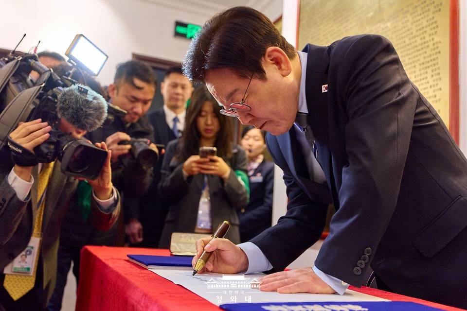 이재명 대통령이 1월 7일(현지 시간) 중국 상하이 대한민국 임시정부 청사를 방문해 방명록을 작성하고 있다.