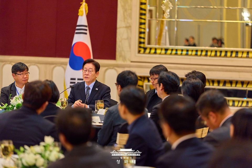 중국을 국빈 방문 중인 이재명 대통령이 1월 7일(현지 시간) 중국 상하이 한 호텔에서 열린 순방 기자단 오찬 간담회에서 발언하고 있다.