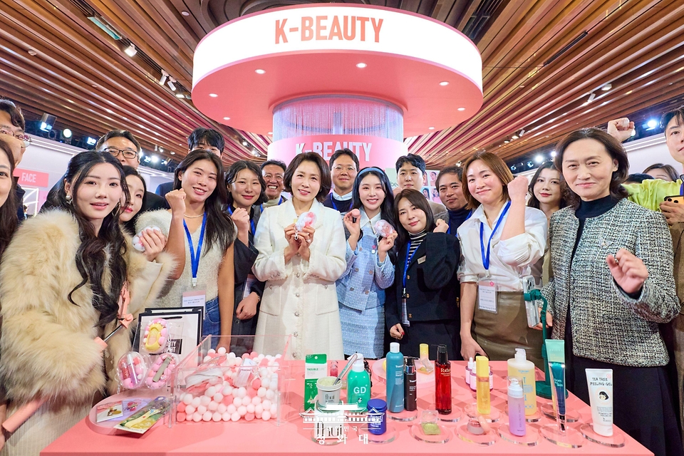 이재명 대통령과 중국을 방문 중인 김혜경 여사가 1월 7일(현지 시간) 중국 상하이 푸싱아트센터에서 열린 K-뷰티행사에서 참석자들과 기념촬영을 하고 있다.