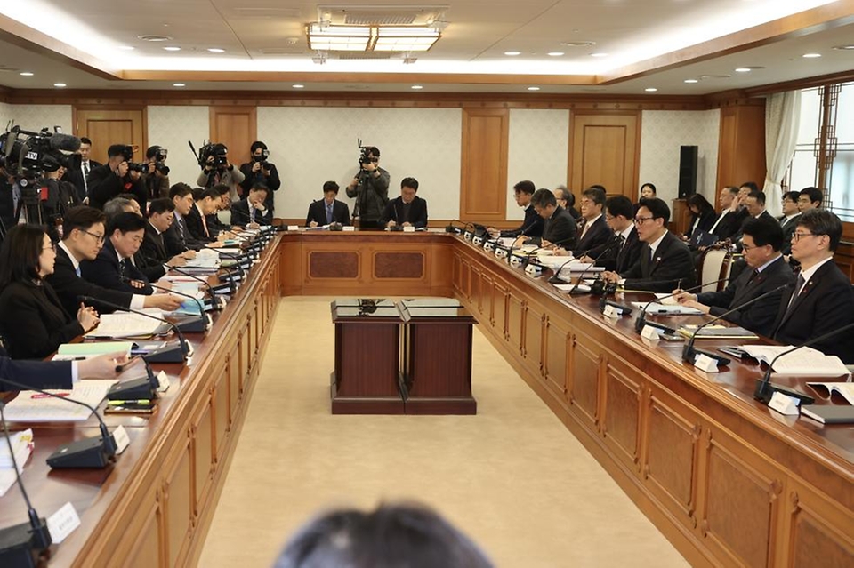 김민석 국무총리가 1월 6일 세종대로 정부서울청사에서 열린 국무조정실·국무총리비서실 업무보고를 주재하고 있다.