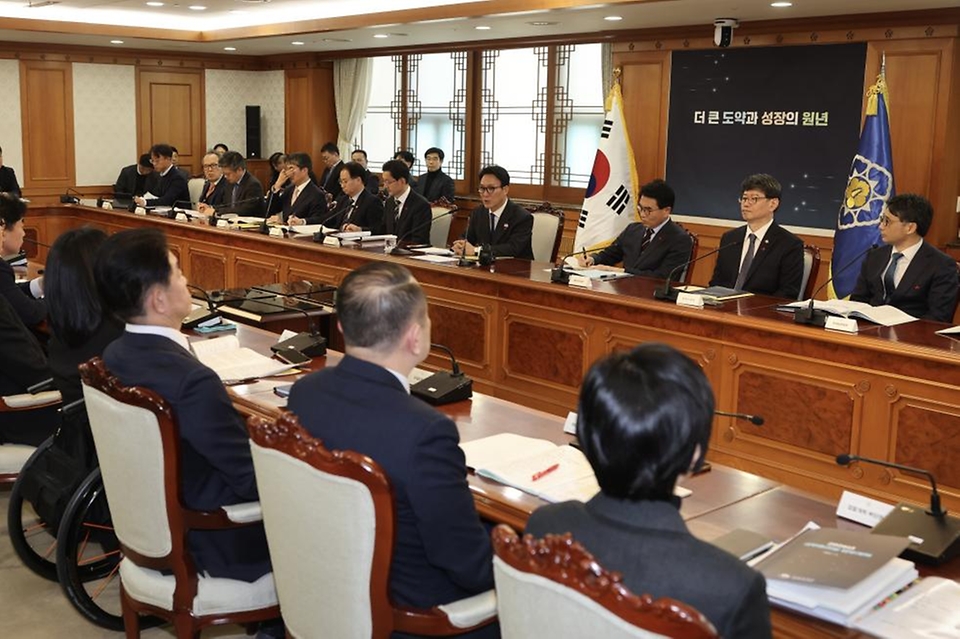 김민석 국무총리가 1월 6일 세종대로 정부서울청사에서 열린 국무조정실·국무총리비서실 업무보고를 주재하고 있다.