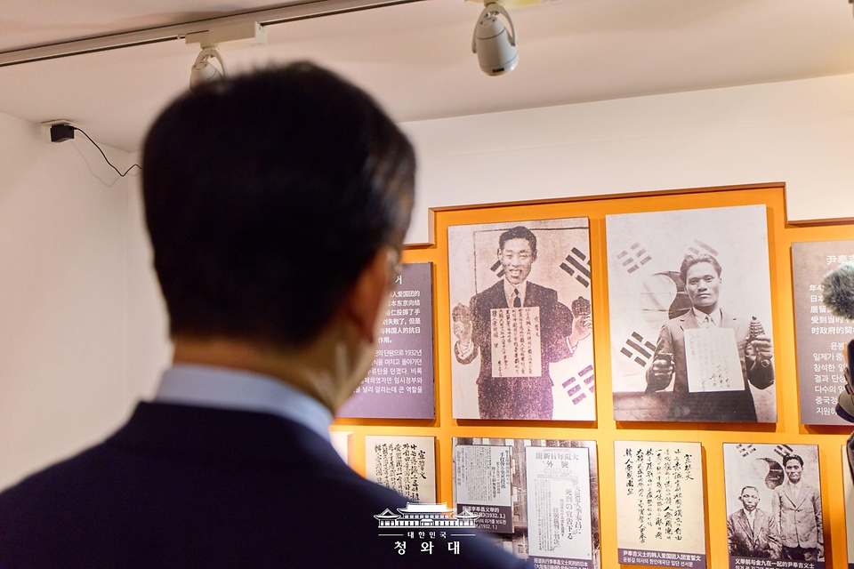 이재명 대통령과 김혜경 여사가 1월 7일(현지 시간) 중국 상하이 대한민국 임시정부 청사를 방문해 독립운동가들의 사진을 둘러보고 있다.