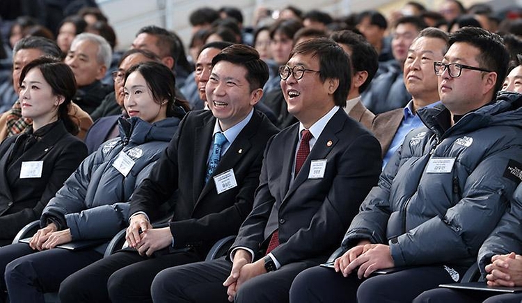 문화체육관광부 최휘영 장관은 1월 7일(수) 오전 10시 진천국가대표선수촌에서 열린 '2026 국가대표 훈련개시식'에 참석해 국가대표 선수단을 격려하고 체육인들과 새해 인사를 나눴다.