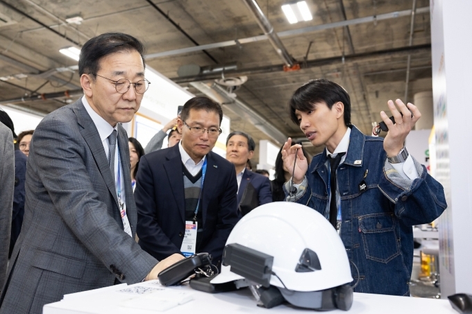김윤덕 국토교통부 장관이 1월 6일부터 7일까지(현지 시간) 미국 라스베이거스에서 열린 '2026 국제 전자제품 박람회(CES)'에 참석, K-스타트업 통합관을 둘러보고 있다.