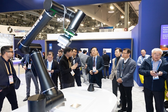 김윤덕 국토교통부 장관이 1월 6일부터 7일까지(현지 시간) 미국 라스베이거스에서 열린 '2026 국제 전자제품 박람회(CES)'에 참석, 아마존 전시 부스를 둘러보고 있다.