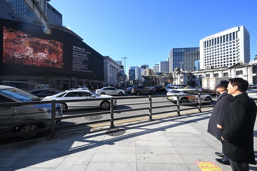 국가유산청(청장 허민)은 ㈜신세계(대표이사 박주형)와 함께 1월 9일부터 1월 25일까지 신세계백화점 본점 더 헤리티지(서울 중구)에서 말의 해를 기념해 신라 말 모양 토우, 가야 말 갑옷 등 말과 관련한 국가유산을 집중 조명한 「말, 영원의 질주」 전시를 개최한다. 
<br><br>
이번 전시는 2026년 말의 해를 맞아 국립문화유산연구원(원장 임종덕)에서 발굴조사한 경주 쪽샘 유적 등에서 출토된 말 관련 유물의 재현품을 비롯해, 천연기념물 제주마 사진 등을 전시해 말의 모습을 다양하게 조명할 수 있도록 구성했다. 
<br><br>
또한, 전시 공간이 서울시 유형문화유산인 「옛 제일은행 본점」을 새 단장(리모델링)해 재개관한 '신세계 더 헤리티지'라서 의미를 더한다. 1월8일 개막에 앞서 허민 국가유산청장과 관계자들이 전시 사전전검을 실시했다.