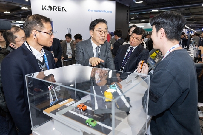김윤덕 국토교통부 장관이 1월 6일부터 7일까지(현지 시간) 미국 라스베이거스에서 열린 '2026 국제 전자제품 박람회(CES)'에 참석, K-스타트업 통합관을 둘러보고 있다.