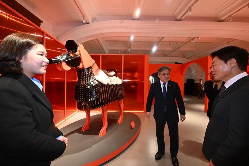 국가유산청(청장 허민)은 ㈜신세계(대표이사 박주형)와 함께 1월 9일부터 1월 25일까지 신세계백화점 본점 더 헤리티지(서울 중구)에서 말의 해를 기념해 신라 말 모양 토우, 가야 말 갑옷 등 말과 관련한 국가유산을 집중 조명한 「말, 영원의 질주」 전시를 개최한다. 
<br><br>
이번 전시는 2026년 말의 해를 맞아 국립문화유산연구원(원장 임종덕)에서 발굴조사한 경주 쪽샘 유적 등에서 출토된 말 관련 유물의 재현품을 비롯해, 천연기념물 제주마 사진 등을 전시해 말의 모습을 다양하게 조명할 수 있도록 구성했다. 
<br><br>
또한, 전시 공간이 서울시 유형문화유산인 「옛 제일은행 본점」을 새 단장(리모델링)해 재개관한 '신세계 더 헤리티지'라서 의미를 더한다. 1월8일 개막에 앞서 허민 국가유산청장과 관계자들이 전시 사전전검을 실시했다.