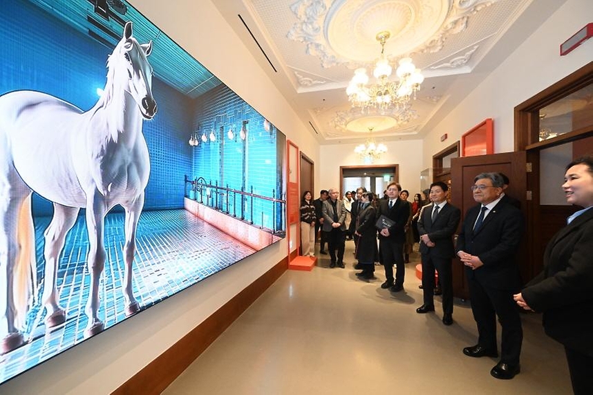 국가유산청(청장 허민)은 ㈜신세계(대표이사 박주형)와 함께 1월 9일부터 1월 25일까지 신세계백화점 본점 더 헤리티지(서울 중구)에서 말의 해를 기념해 신라 말 모양 토우, 가야 말 갑옷 등 말과 관련한 국가유산을 집중 조명한 「말, 영원의 질주」 전시를 개최한다. 
<br><br>
이번 전시는 2026년 말의 해를 맞아 국립문화유산연구원(원장 임종덕)에서 발굴조사한 경주 쪽샘 유적 등에서 출토된 말 관련 유물의 재현품을 비롯해, 천연기념물 제주마 사진 등을 전시해 말의 모습을 다양하게 조명할 수 있도록 구성했다. 
<br><br>
또한, 전시 공간이 서울시 유형문화유산인 「옛 제일은행 본점」을 새 단장(리모델링)해 재개관한 '신세계 더 헤리티지'라서 의미를 더한다. 1월8일 개막에 앞서 허민 국가유산청장과 관계자들이 전시 사전전검을 실시했다.