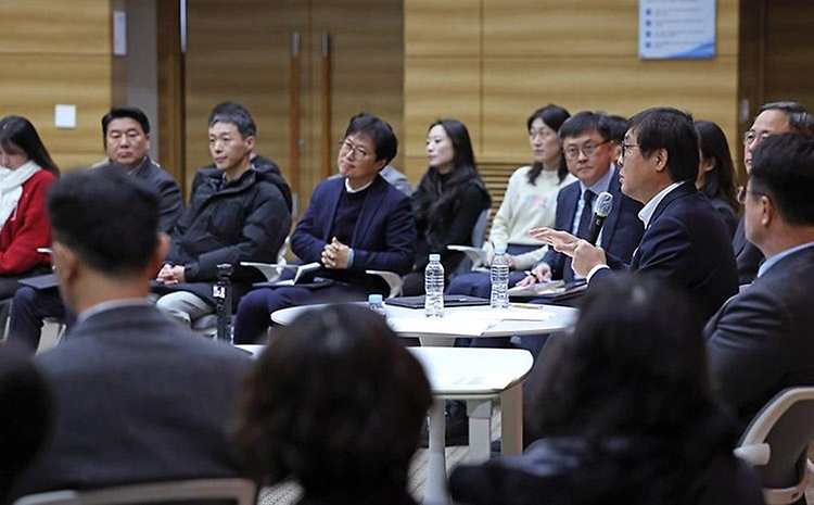 문화체육관광부(이하 문체부) 최휘영 장관은 새해를 맞이해 1월 5일(월) 오전 정부세종청사 15동 대강당에서 문체부 직원들과 함께 '업무 효율화를 위한 직원과의 대화(타운홀 미팅)'를 진행했다.
 
문체부는 이 자리에서 문화가 이끄는 매력적인 성장을 국민이 체감할 수 있도록 전력을 다하기 위해 기존의 정책을 전면 재점검하고, 비효율적인 관행 개선을 포함한 전반적인 조직문화 혁신에 나서기로 의견을 모았다.