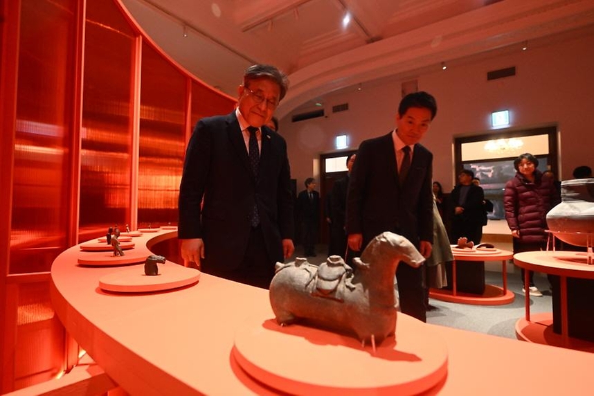 국가유산청(청장 허민)은 ㈜신세계(대표이사 박주형)와 함께 1월 9일부터 1월 25일까지 신세계백화점 본점 더 헤리티지(서울 중구)에서 말의 해를 기념해 신라 말 모양 토우, 가야 말 갑옷 등 말과 관련한 국가유산을 집중 조명한 「말, 영원의 질주」 전시를 개최한다. 
<br><br>
이번 전시는 2026년 말의 해를 맞아 국립문화유산연구원(원장 임종덕)에서 발굴조사한 경주 쪽샘 유적 등에서 출토된 말 관련 유물의 재현품을 비롯해, 천연기념물 제주마 사진 등을 전시해 말의 모습을 다양하게 조명할 수 있도록 구성했다. 
<br><br>
또한, 전시 공간이 서울시 유형문화유산인 「옛 제일은행 본점」을 새 단장(리모델링)해 재개관한 '신세계 더 헤리티지'라서 의미를 더한다. 1월8일 개막에 앞서 허민 국가유산청장과 관계자들이 전시 사전전검을 실시했다.