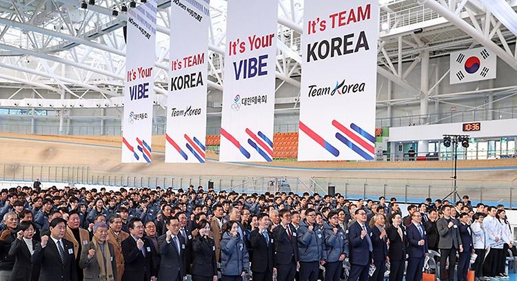 문화체육관광부 최휘영 장관은 1월 7일(수) 오전 10시 진천국가대표선수촌에서 열린 '2026 국가대표 훈련개시식'에 참석해 국가대표 선수단을 격려하고 체육인들과 새해 인사를 나눴다.