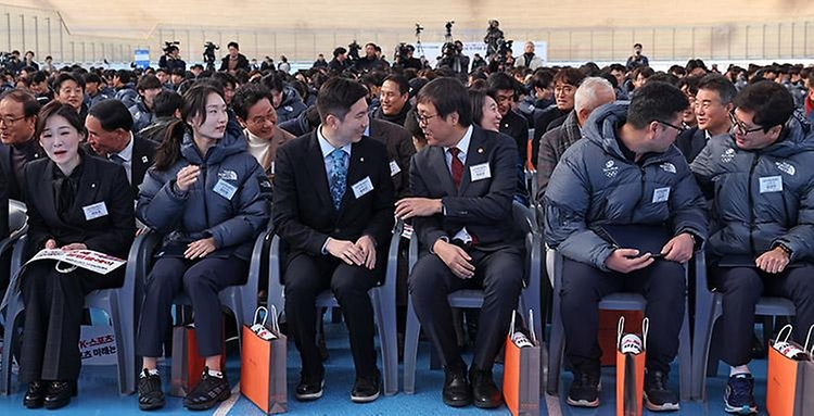 문화체육관광부 최휘영 장관은 1월 7일(수) 오전 10시 진천국가대표선수촌에서 열린 '2026 국가대표 훈련개시식'에 참석해 국가대표 선수단을 격려하고 체육인들과 새해 인사를 나눴다.