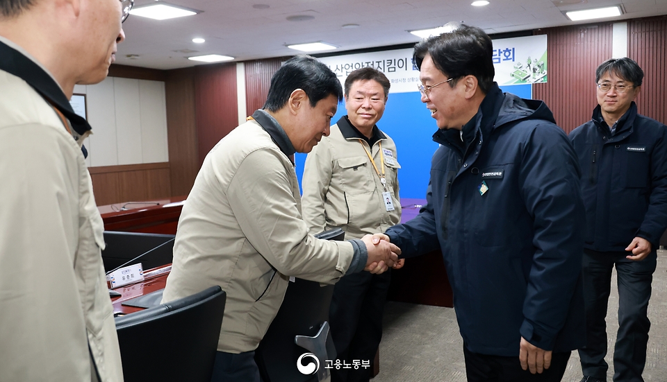 김영훈 고용노동부 장관은 1월 9일에 정명근 화성특례시장과 화성시 산업안전지킴이들을 만나 소규모 사업장에 대한 산업재해 예방·대응방안을 공유하고 이들과 함께 직접 금속제품 제조공장을 불시점검했다.