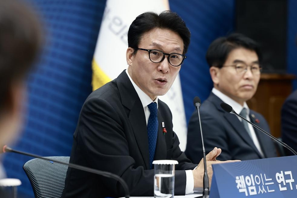 김민석 국무총리가 1월 9일 은평구 한국행정연구원에서 열린 경제인문사회연구회 업무보고에서 발언을 하고 있다.