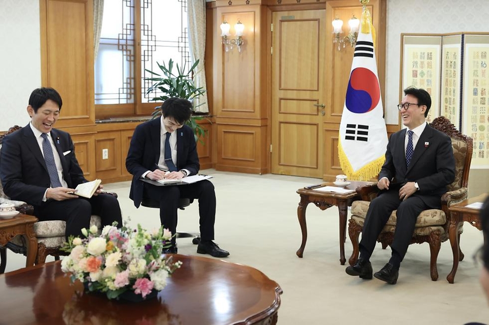 김민석 국무총리가 1월 8일 세종대로 정부서울청사에서 고바야시 다카유키 일본 자민당 정무조사회장을 접견, 인사 및 환담을 나누고 있다.