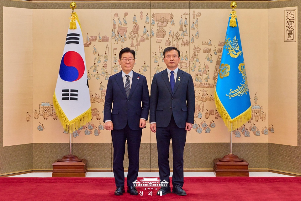 이재명 대통령이 1월 9일 청와대에서 김종철 방송미디어통신위원회 위원장에게 임명장을 수여한 뒤 기념촬영을 하고 있다.