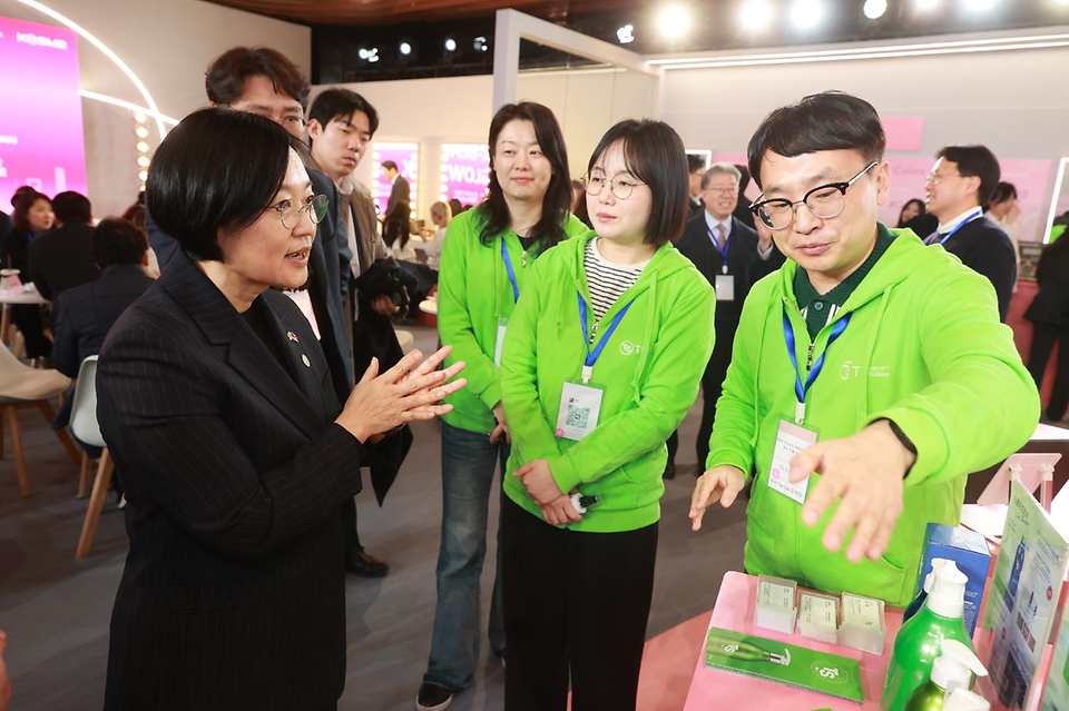 중소벤처기업부는 1월 6일부터 이틀간 중국 상하이 푸싱예술센터에서 K-뷰티 유망 기업의 중국 진출 지원을 위한 ｢상하이 K-뷰티 글로우 위크(K-Beauty GLOW WEEK in Shanghai)｣를 개최했다.

이번 행사에는 ‘K-수출전략품목’ 지정기업과 ‘K-뷰티 크리에이터 챌린지’ 수상기업 등 K-뷰티 중소 브랜드 50개사가 참여했다.